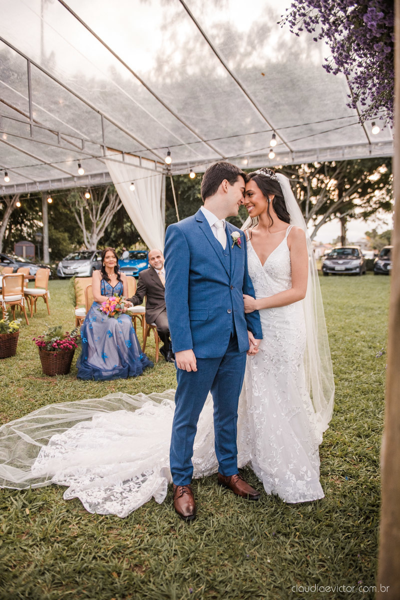 Casamento drive in realizado no Restaurante Ninho da Roxinha Nova Almeida fotógrafos de casamento em vila velha fotógrafos de casamento em vitória fotógrafos de casamento do espirito santo es com noivo noiva mini wedding na pandemia buquê vestido de noiva