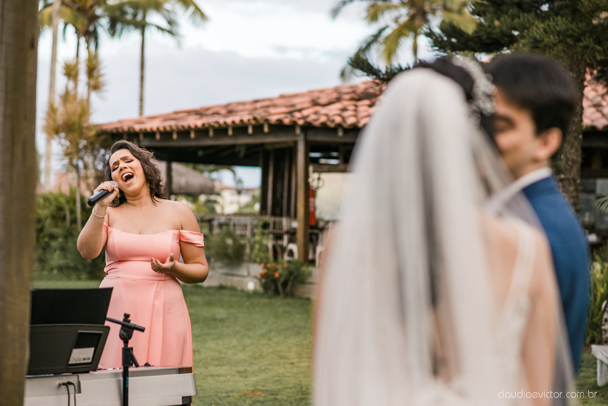Casamento drive in realizado no Restaurante Ninho da Roxinha Nova Almeida fotógrafos de casamento em vila velha fotógrafos de casamento em vitória fotógrafos de casamento do espirito santo es com noivo noiva mini wedding na pandemia buquê vestido de noiva