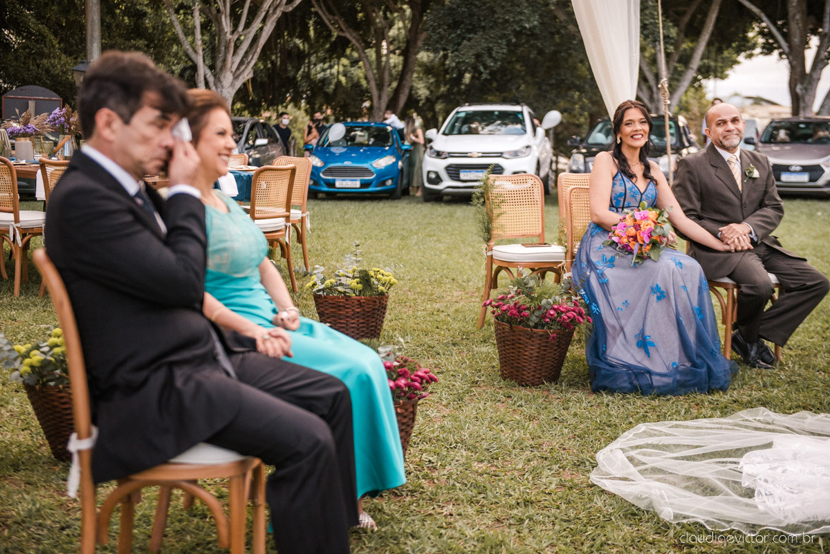 Casamento drive in realizado no Restaurante Ninho da Roxinha Nova Almeida fotógrafos de casamento em vila velha fotógrafos de casamento em vitória fotógrafos de casamento do espirito santo es com noivo noiva mini wedding na pandemia buquê vestido de noiva