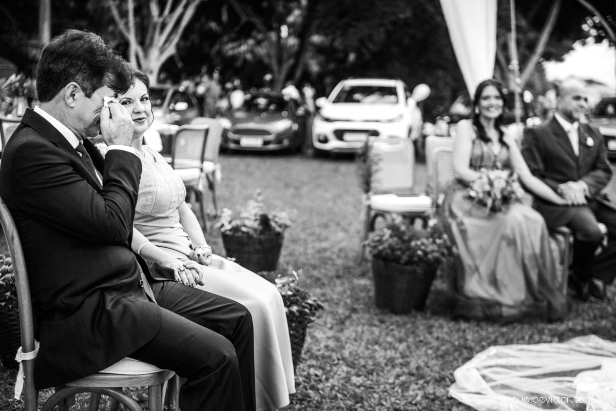 Casamento drive in realizado no Restaurante Ninho da Roxinha Nova Almeida fotógrafos de casamento em vila velha fotógrafos de casamento em vitória fotógrafos de casamento do espirito santo es com noivo noiva mini wedding na pandemia buquê vestido de noiva