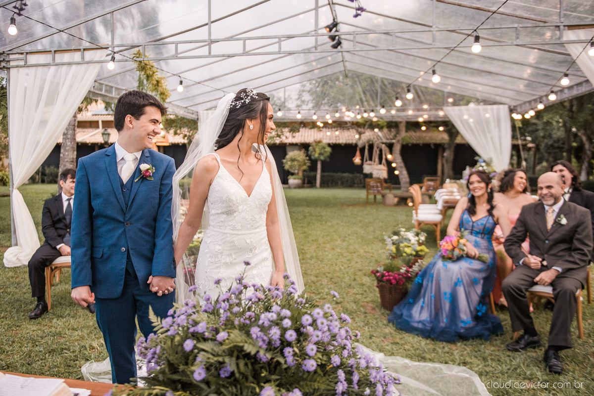 Casamento drive in realizado no Restaurante Ninho da Roxinha Nova Almeida fotógrafos de casamento em vila velha fotógrafos de casamento em vitória fotógrafos de casamento do espirito santo es com noivo noiva mini wedding na pandemia buquê vestido de noiva