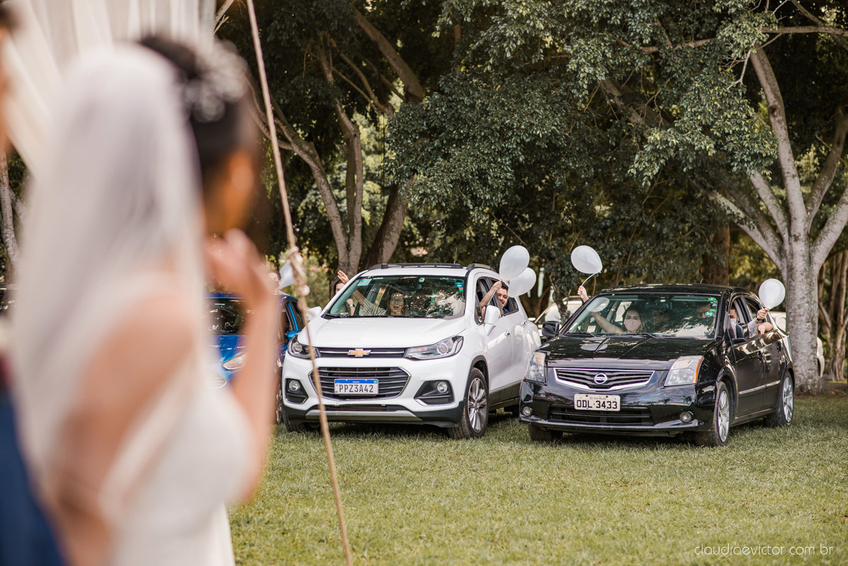 Casamento drive in realizado no Restaurante Ninho da Roxinha Nova Almeida fotógrafos de casamento em vila velha fotógrafos de casamento em vitória fotógrafos de casamento do espirito santo es com noivo noiva mini wedding na pandemia buquê vestido de noiva