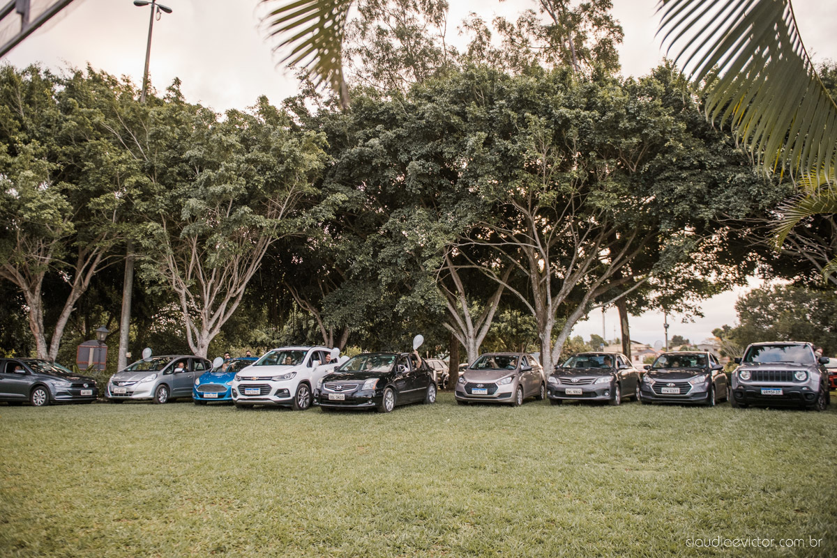 Casamento drive in realizado no Restaurante Ninho da Roxinha Nova Almeida fotógrafos de casamento em vila velha fotógrafos de casamento em vitória fotógrafos de casamento do espirito santo es com noivo noiva mini wedding na pandemia buquê vestido de noiva