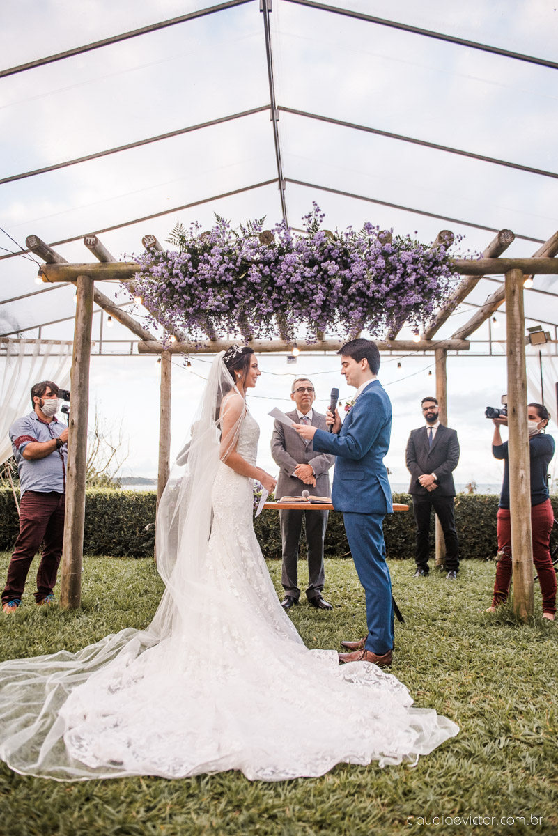 Casamento drive in realizado no Restaurante Ninho da Roxinha Nova Almeida fotógrafos de casamento em vila velha fotógrafos de casamento em vitória fotógrafos de casamento do espirito santo es com noivo noiva mini wedding na pandemia buquê vestido de noiva