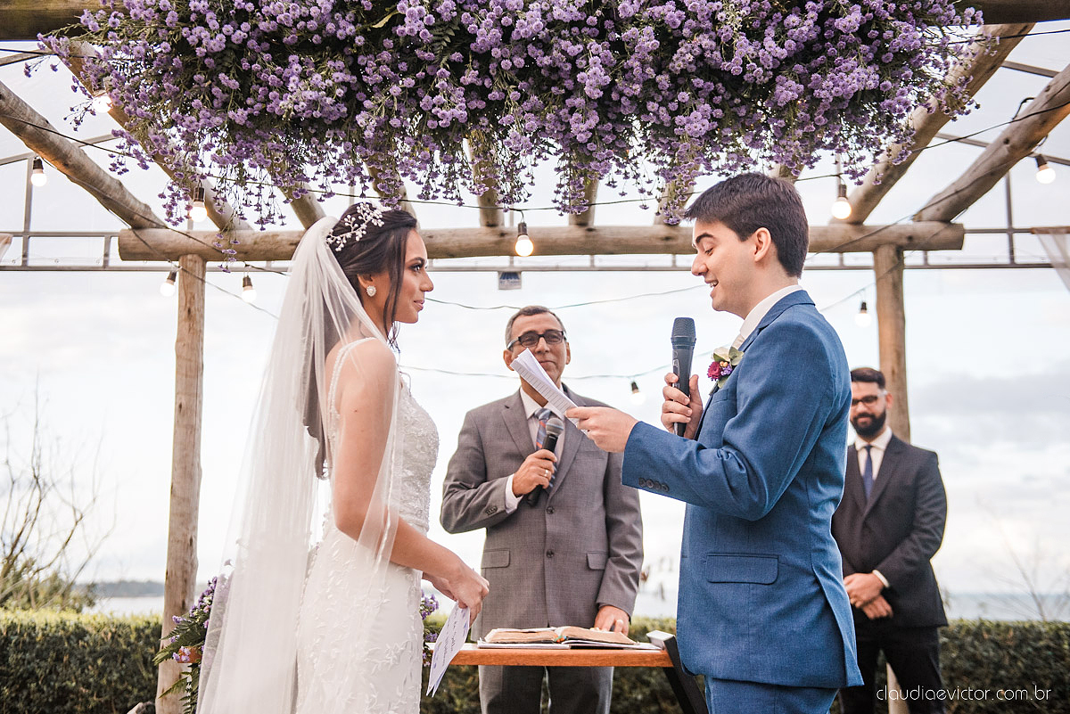 Casamento drive in realizado no Restaurante Ninho da Roxinha Nova Almeida fotógrafos de casamento em vila velha fotógrafos de casamento em vitória fotógrafos de casamento do espirito santo es com noivo noiva mini wedding na pandemia buquê vestido de noiva