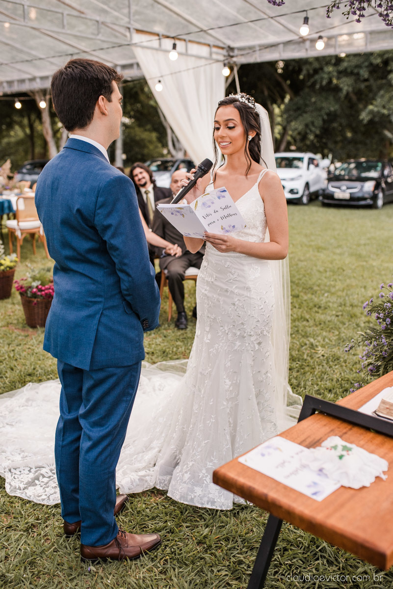 Casamento drive in realizado no Restaurante Ninho da Roxinha Nova Almeida fotógrafos de casamento em vila velha fotógrafos de casamento em vitória fotógrafos de casamento do espirito santo es com noivo noiva mini wedding na pandemia buquê vestido de noiva
