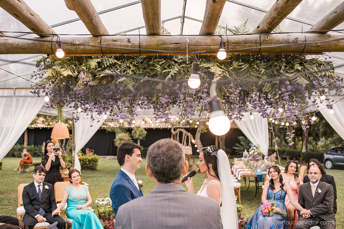 Casamento drive in realizado no Restaurante Ninho da Roxinha Nova Almeida fotógrafos de casamento em vila velha fotógrafos de casamento em vitória fotógrafos de casamento do espirito santo es com noivo noiva mini wedding na pandemia buquê vestido de noiva