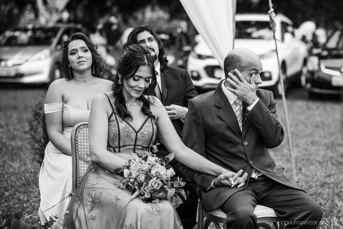 Casamento drive in realizado no Restaurante Ninho da Roxinha Nova Almeida fotógrafos de casamento em vila velha fotógrafos de casamento em vitória fotógrafos de casamento do espirito santo es com noivo noiva mini wedding na pandemia buquê vestido de noiva