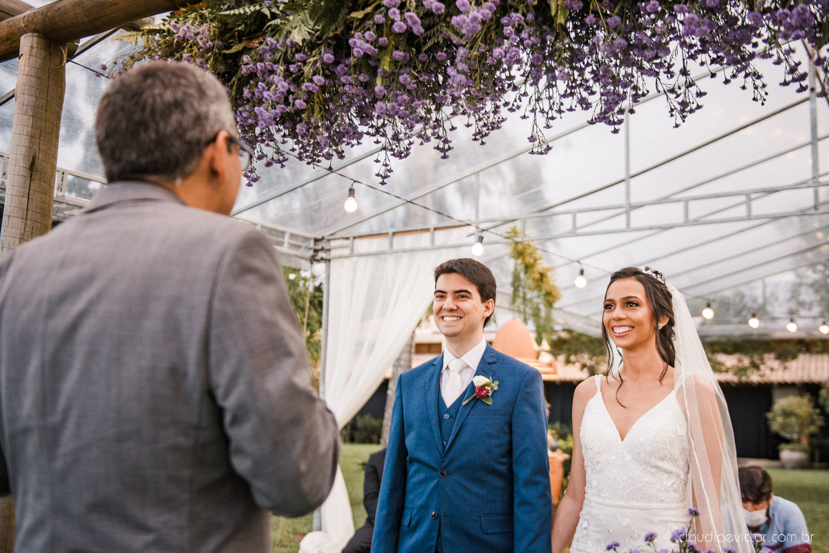 Casamento drive in realizado no Restaurante Ninho da Roxinha Nova Almeida fotógrafos de casamento em vila velha fotógrafos de casamento em vitória fotógrafos de casamento do espirito santo es com noivo noiva mini wedding na pandemia buquê vestido de noiva