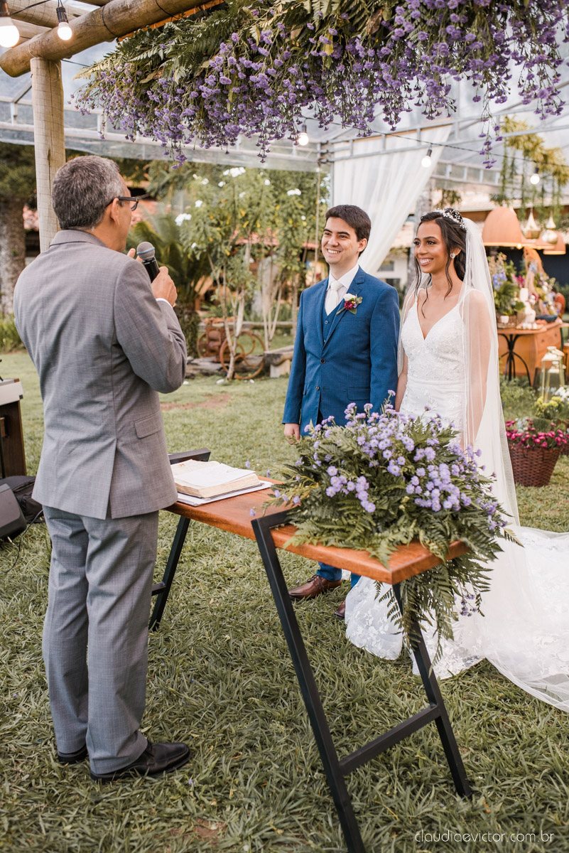 Casamento drive in realizado no Restaurante Ninho da Roxinha Nova Almeida fotógrafos de casamento em vila velha fotógrafos de casamento em vitória fotógrafos de casamento do espirito santo es com noivo noiva mini wedding na pandemia buquê vestido de noiva