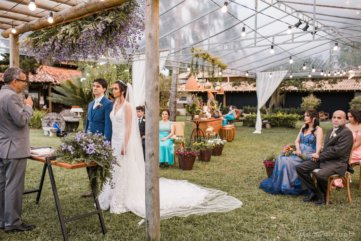 Casamento drive in realizado no Restaurante Ninho da Roxinha Nova Almeida fotógrafos de casamento em vila velha fotógrafos de casamento em vitória fotógrafos de casamento do espirito santo es com noivo noiva mini wedding na pandemia buquê vestido de noiva