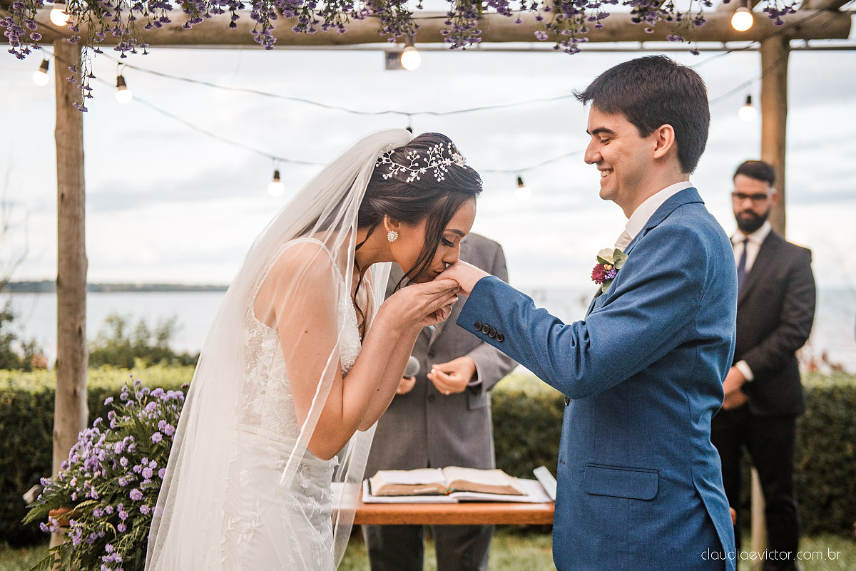 Casamento drive in realizado no Restaurante Ninho da Roxinha Nova Almeida fotógrafos de casamento em vila velha fotógrafos de casamento em vitória fotógrafos de casamento do espirito santo es com noivo noiva mini wedding na pandemia buquê vestido de noiva