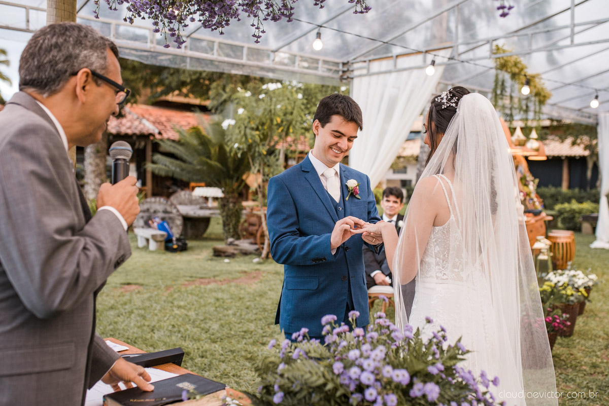 Casamento drive in realizado no Restaurante Ninho da Roxinha Nova Almeida fotógrafos de casamento em vila velha fotógrafos de casamento em vitória fotógrafos de casamento do espirito santo es com noivo noiva mini wedding na pandemia buquê vestido de noiva