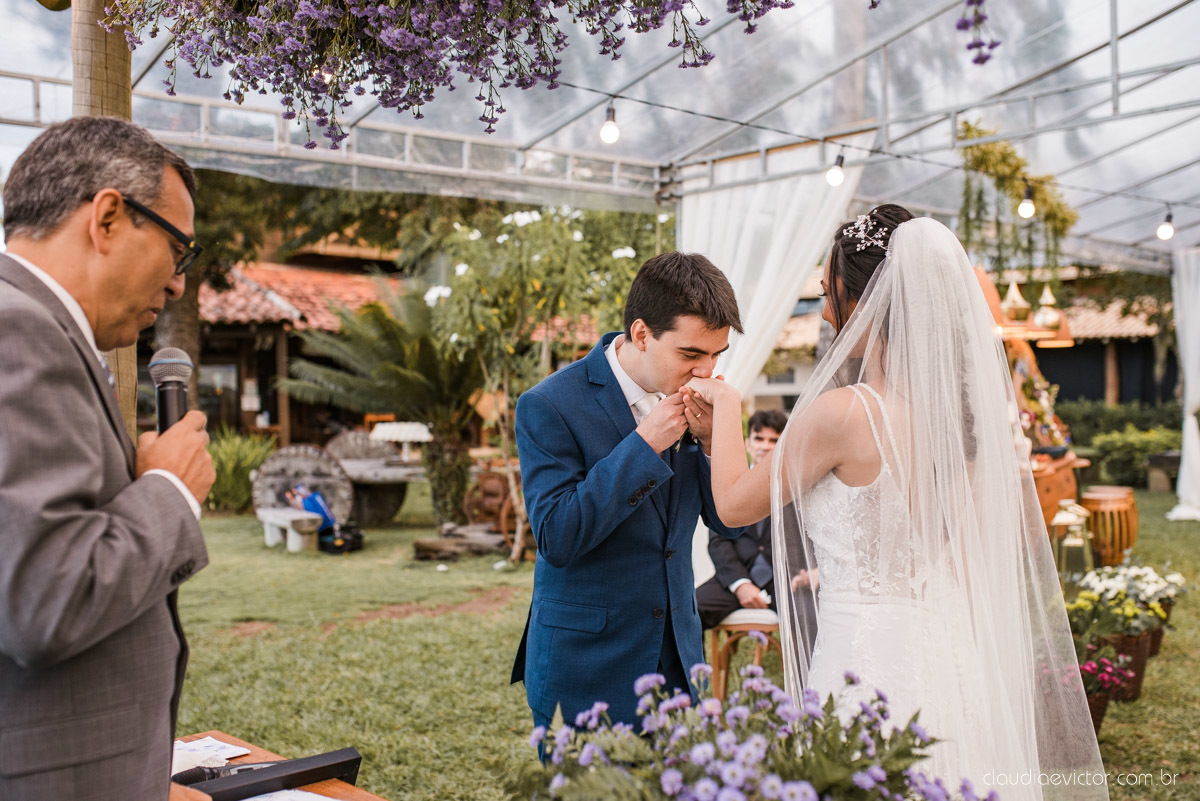 Casamento drive in realizado no Restaurante Ninho da Roxinha Nova Almeida fotógrafos de casamento em vila velha fotógrafos de casamento em vitória fotógrafos de casamento do espirito santo es com noivo noiva mini wedding na pandemia buquê vestido de noiva