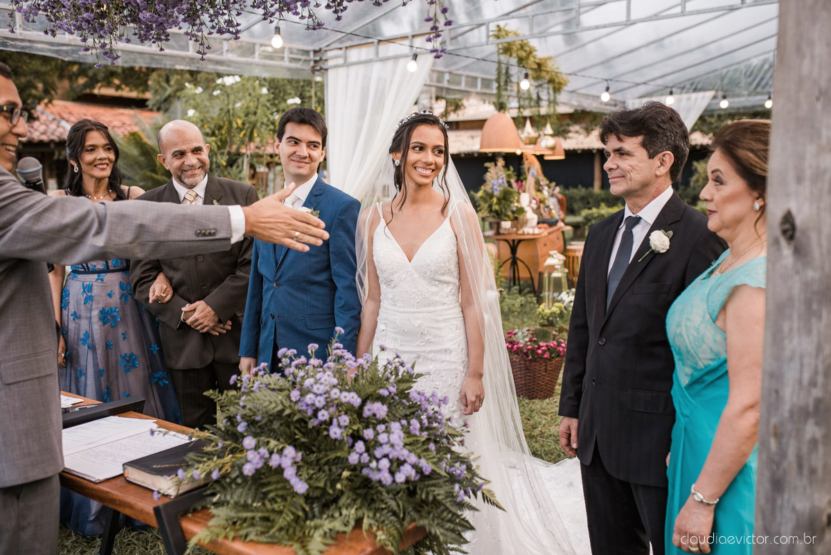 Casamento drive in realizado no Restaurante Ninho da Roxinha Nova Almeida fotógrafos de casamento em vila velha fotógrafos de casamento em vitória fotógrafos de casamento do espirito santo es com noivo noiva mini wedding na pandemia buquê vestido de noiva