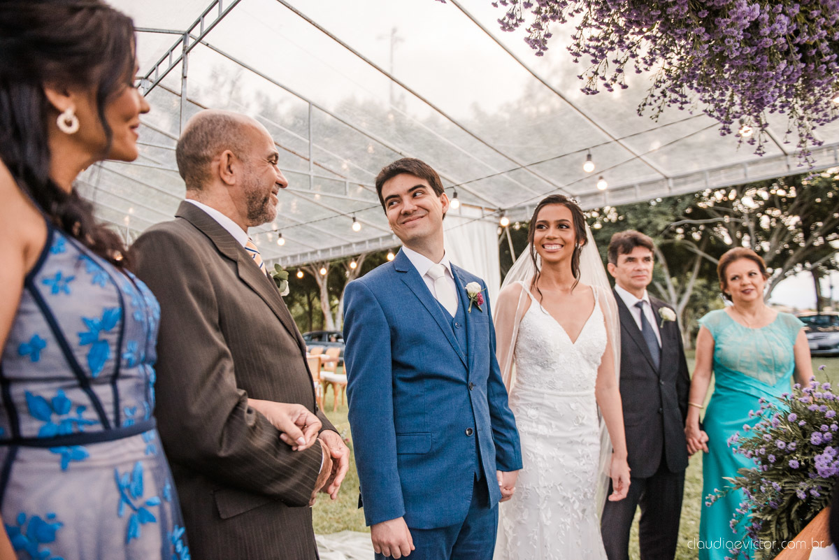Casamento drive in realizado no Restaurante Ninho da Roxinha Nova Almeida fotógrafos de casamento em vila velha fotógrafos de casamento em vitória fotógrafos de casamento do espirito santo es com noivo noiva mini wedding na pandemia buquê vestido de noiva