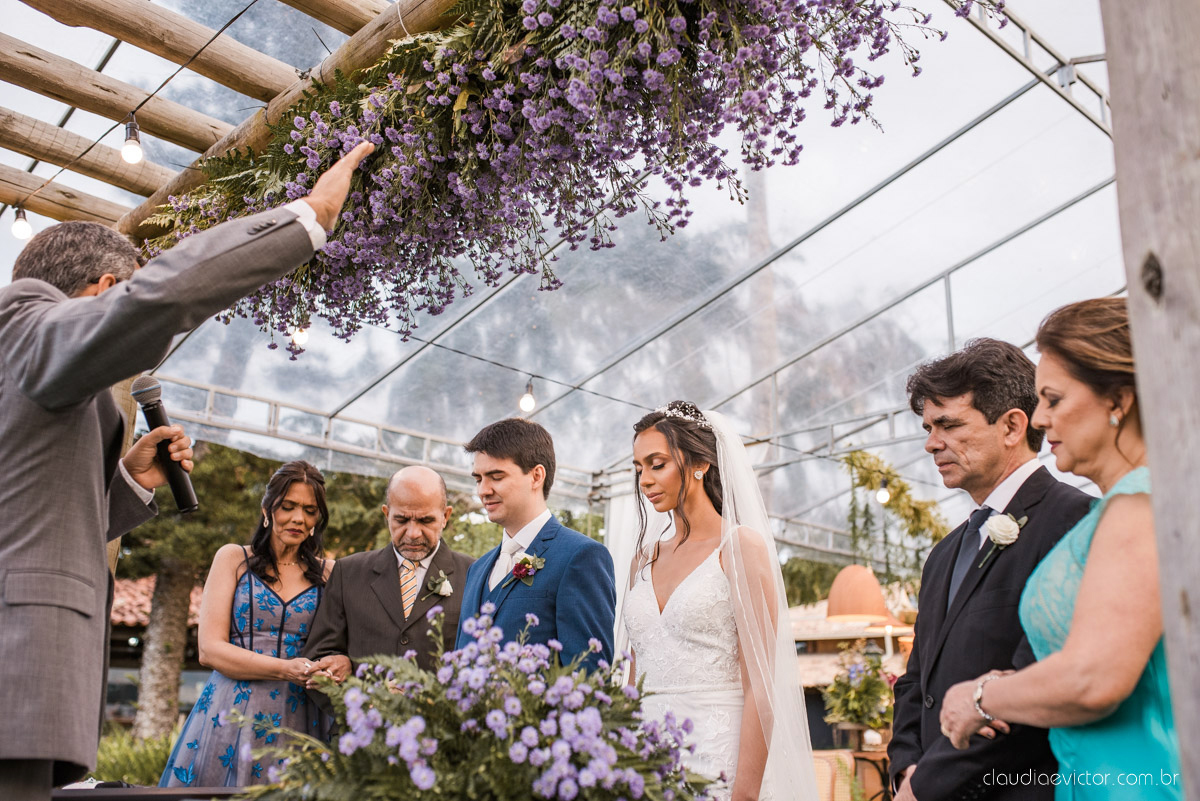 Casamento drive in realizado no Restaurante Ninho da Roxinha Nova Almeida fotógrafos de casamento em vila velha fotógrafos de casamento em vitória fotógrafos de casamento do espirito santo es com noivo noiva mini wedding na pandemia buquê vestido de noiva