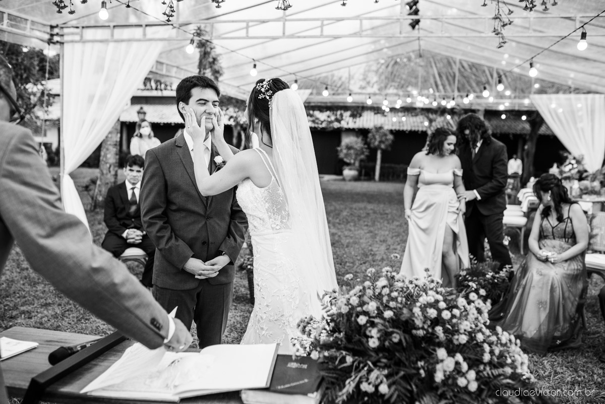 Casamento drive in realizado no Restaurante Ninho da Roxinha Nova Almeida fotógrafos de casamento em vila velha fotógrafos de casamento em vitória fotógrafos de casamento do espirito santo es com noivo noiva mini wedding na pandemia buquê vestido de noiva