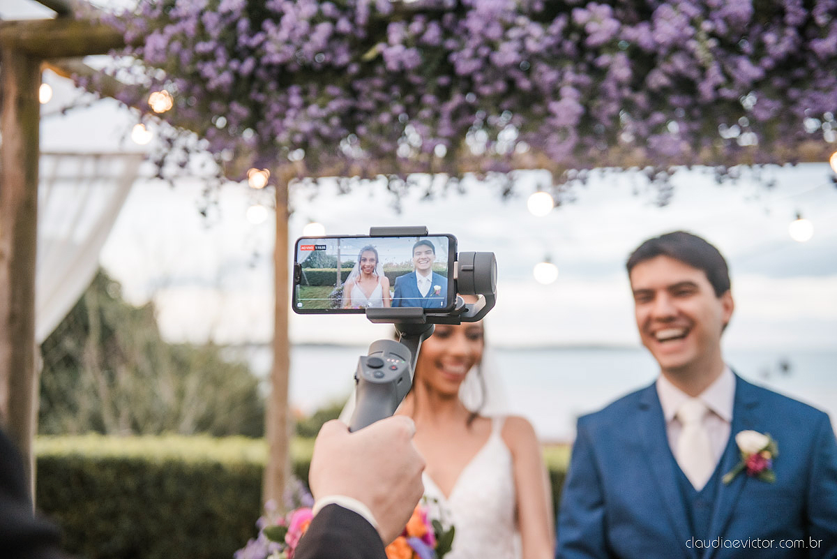 Casamento drive in realizado no Restaurante Ninho da Roxinha Nova Almeida fotógrafos de casamento em vila velha fotógrafos de casamento em vitória fotógrafos de casamento do espirito santo es com noivo noiva mini wedding na pandemia buquê vestido de noiva