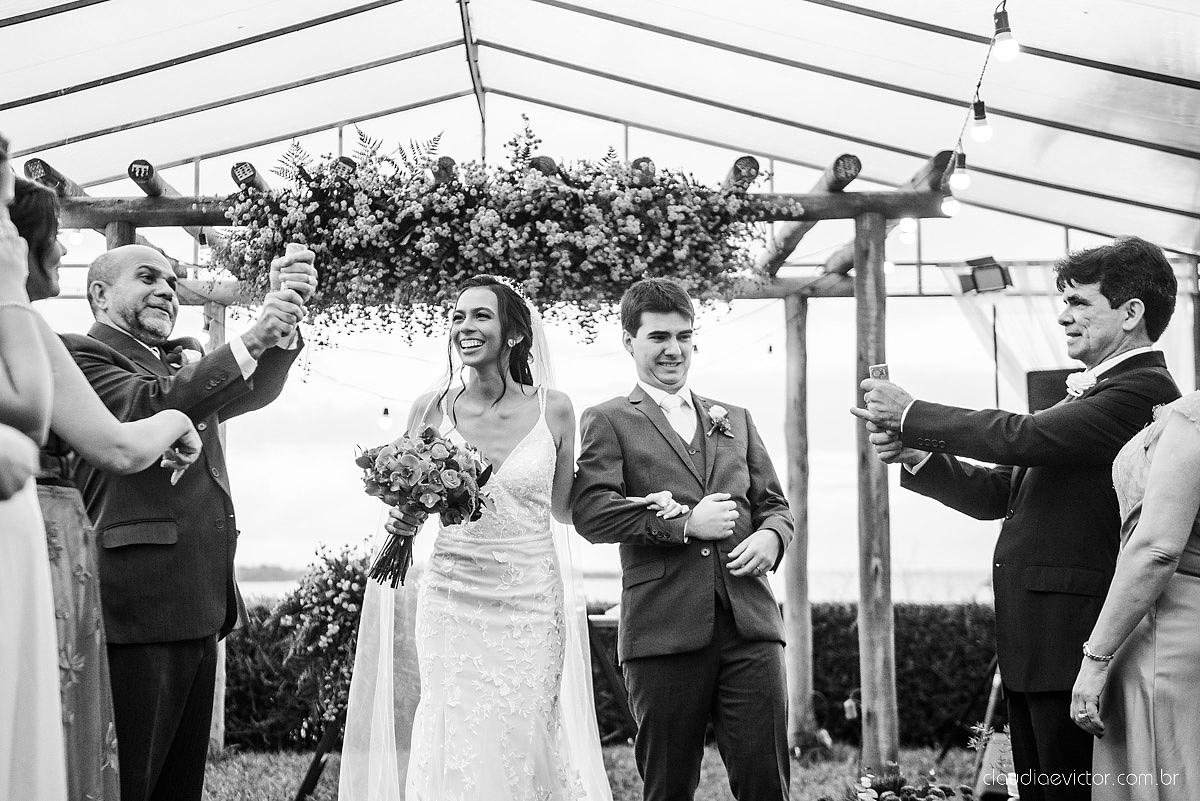 Casamento drive in realizado no Restaurante Ninho da Roxinha Nova Almeida fotógrafos de casamento em vila velha fotógrafos de casamento em vitória fotógrafos de casamento do espirito santo es com noivo noiva mini wedding na pandemia buquê vestido de noiva