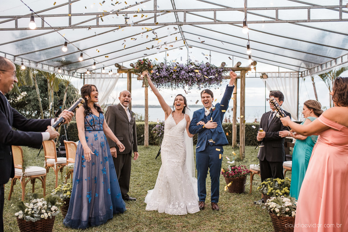 Casamento drive in realizado no Restaurante Ninho da Roxinha Nova Almeida fotógrafos de casamento em vila velha fotógrafos de casamento em vitória fotógrafos de casamento do espirito santo es com noivo noiva mini wedding na pandemia buquê vestido de noiva