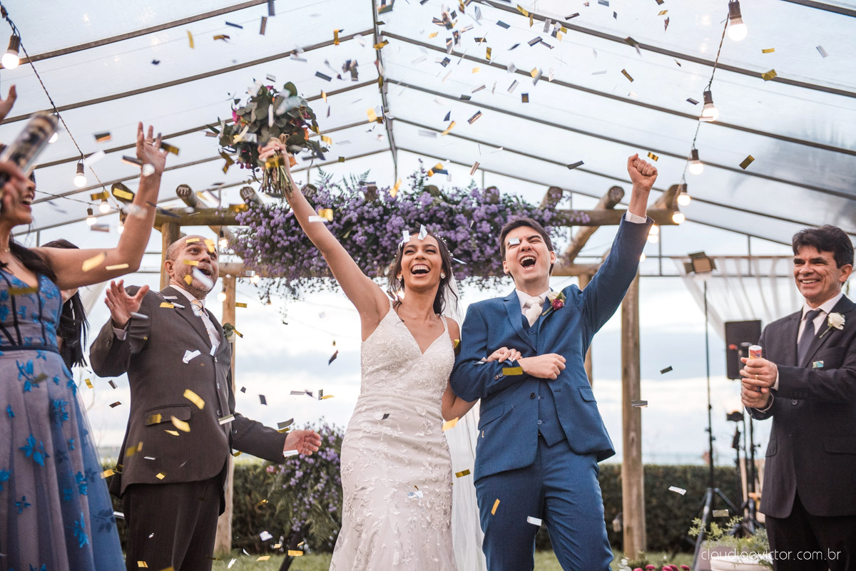 Casamento drive in realizado no Restaurante Ninho da Roxinha Nova Almeida fotógrafos de casamento em vila velha fotógrafos de casamento em vitória fotógrafos de casamento do espirito santo es com noivo noiva mini wedding na pandemia buquê vestido de noiva