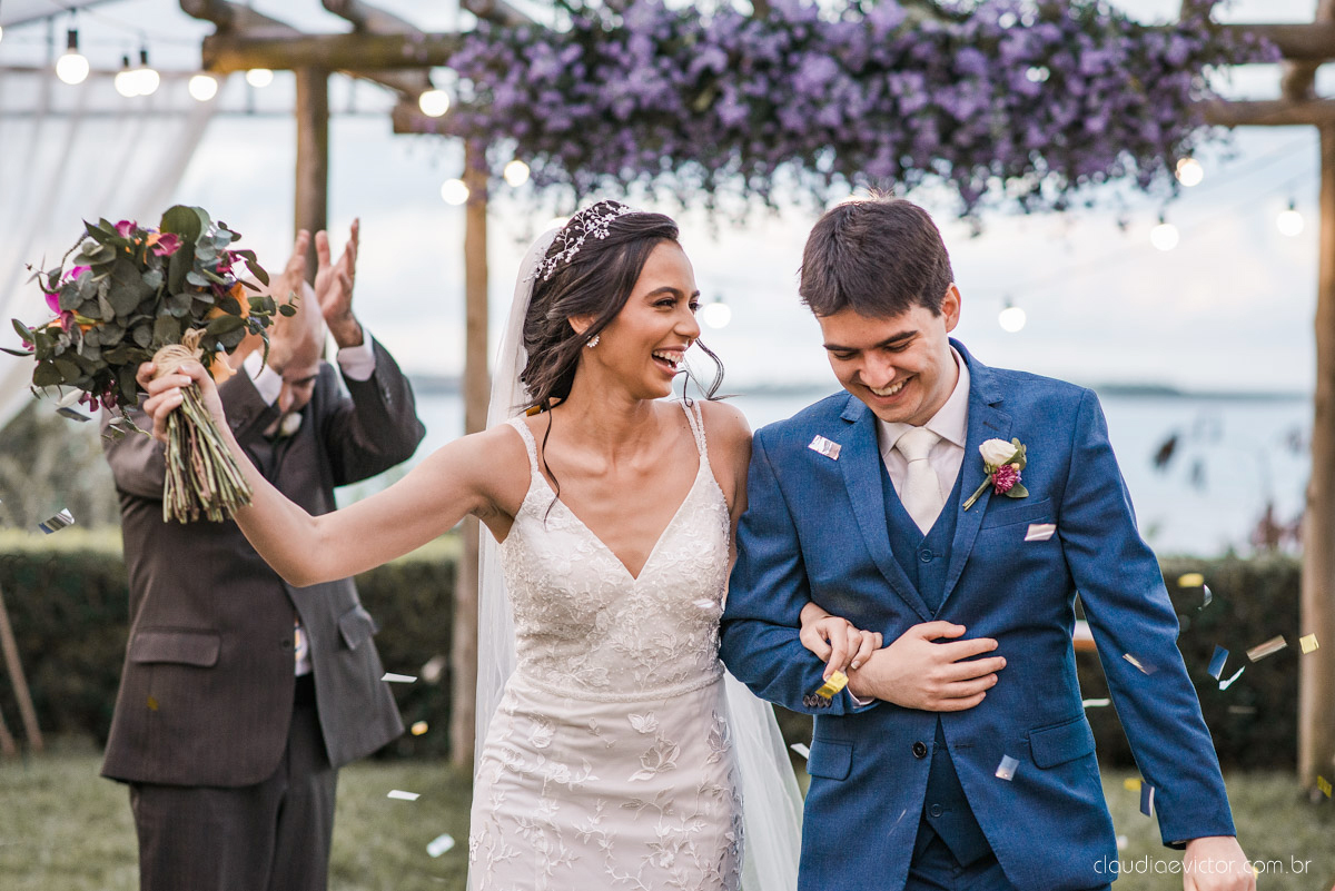 Casamento drive in realizado no Restaurante Ninho da Roxinha Nova Almeida fotógrafos de casamento em vila velha fotógrafos de casamento em vitória fotógrafos de casamento do espirito santo es com noivo noiva mini wedding na pandemia buquê vestido de noiva