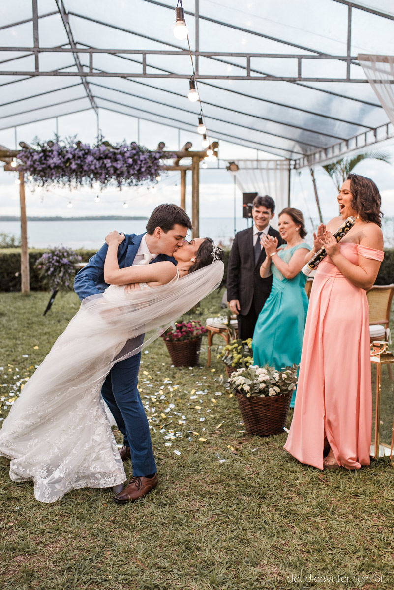 Casamento drive in realizado no Restaurante Ninho da Roxinha Nova Almeida fotógrafos de casamento em vila velha fotógrafos de casamento em vitória fotógrafos de casamento do espirito santo es com noivo noiva mini wedding na pandemia buquê vestido de noiva