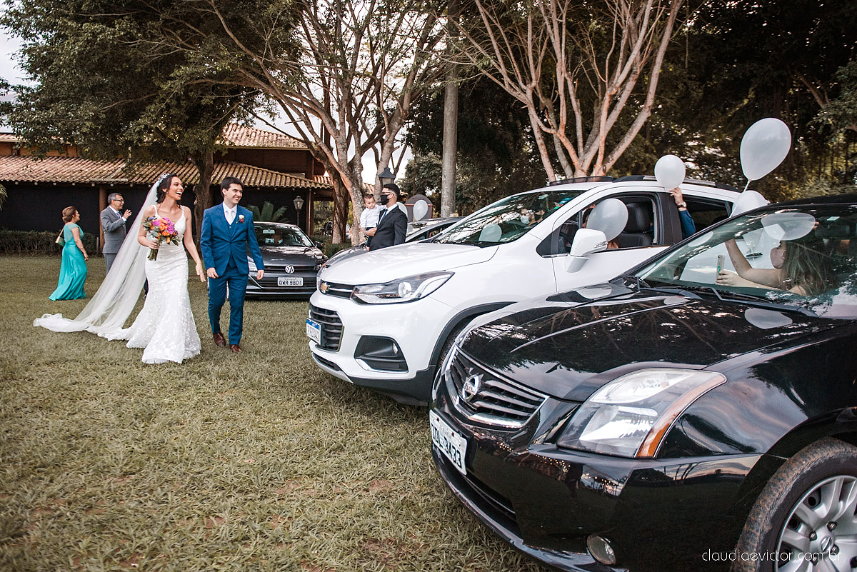 Casamento drive in realizado no Restaurante Ninho da Roxinha Nova Almeida fotógrafos de casamento em vila velha fotógrafos de casamento em vitória fotógrafos de casamento do espirito santo es com noivo noiva mini wedding na pandemia buquê vestido de noiva