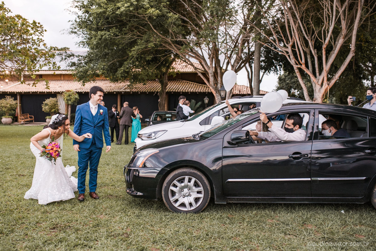 Casamento drive in realizado no Restaurante Ninho da Roxinha Nova Almeida fotógrafos de casamento em vila velha fotógrafos de casamento em vitória fotógrafos de casamento do espirito santo es com noivo noiva mini wedding na pandemia buquê vestido de noiva