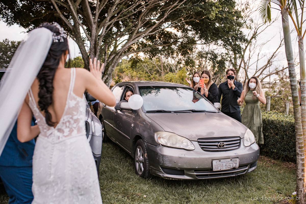 Casamento drive in realizado no Restaurante Ninho da Roxinha Nova Almeida fotógrafos de casamento em vila velha fotógrafos de casamento em vitória fotógrafos de casamento do espirito santo es com noivo noiva mini wedding na pandemia buquê vestido de noiva