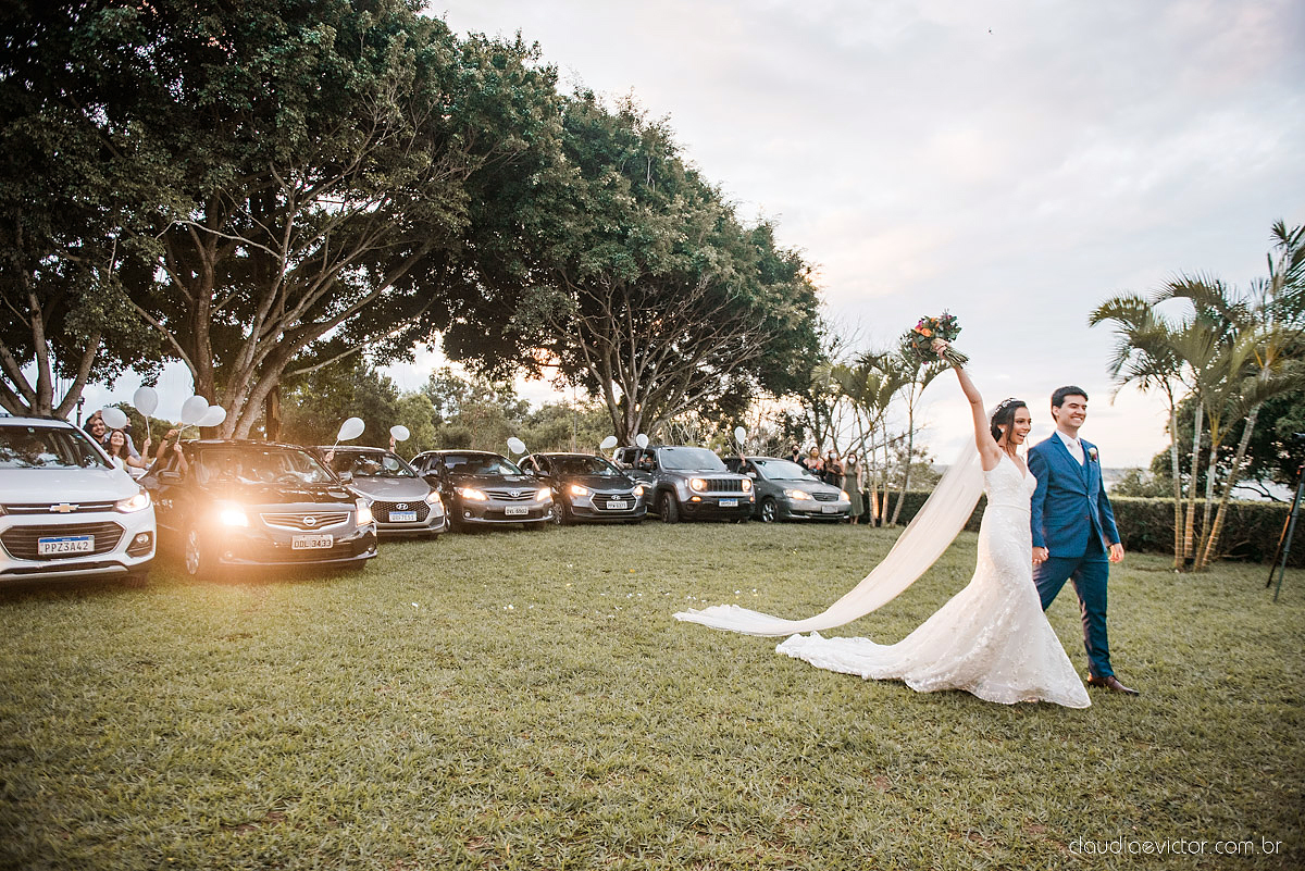 Casamento drive in realizado no Restaurante Ninho da Roxinha Nova Almeida fotógrafos de casamento em vila velha fotógrafos de casamento em vitória fotógrafos de casamento do espirito santo es com noivo noiva mini wedding na pandemia buquê vestido de noiva