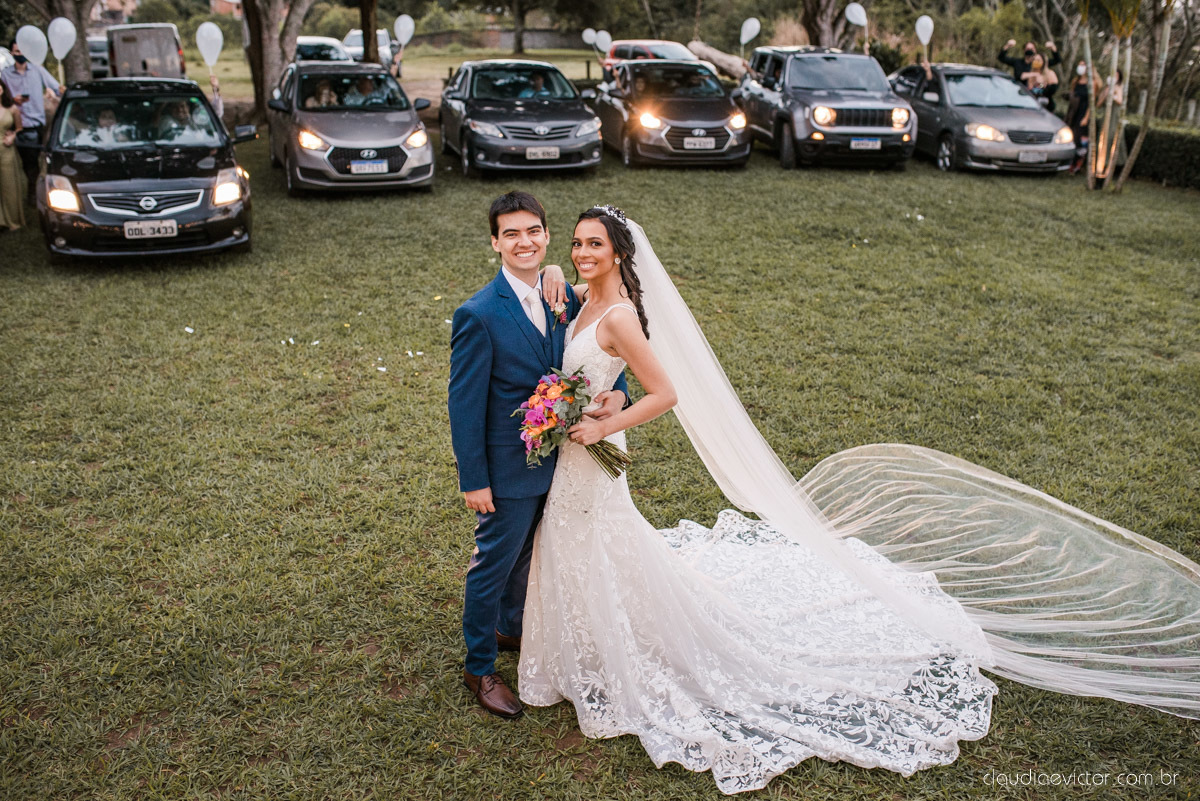 Casamento drive in realizado no Restaurante Ninho da Roxinha Nova Almeida fotógrafos de casamento em vila velha fotógrafos de casamento em vitória fotógrafos de casamento do espirito santo es com noivo noiva mini wedding na pandemia buquê vestido de noiva