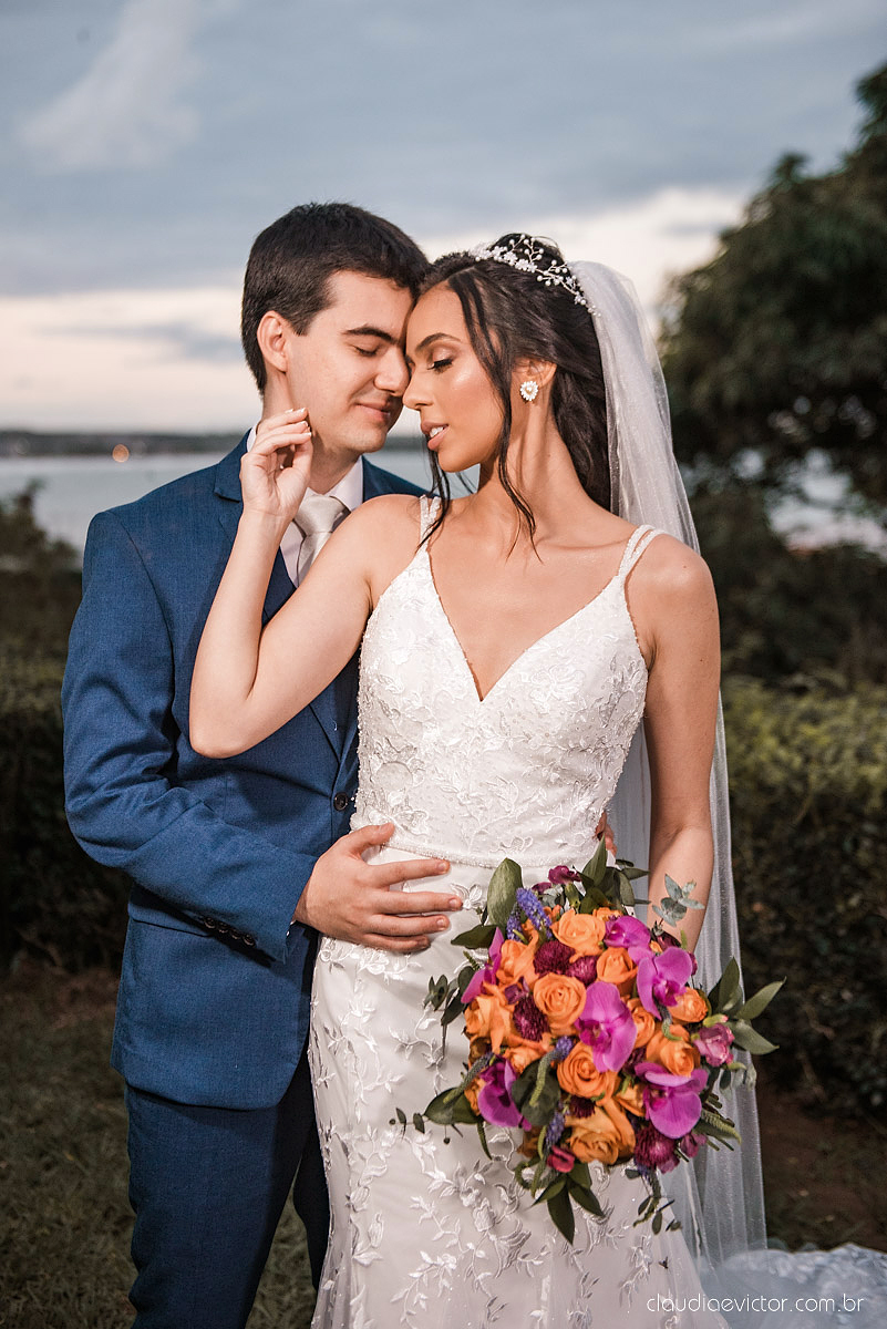 Casamento drive in realizado no Restaurante Ninho da Roxinha Nova Almeida fotógrafos de casamento em vila velha fotógrafos de casamento em vitória fotógrafos de casamento do espirito santo es com noivo noiva mini wedding na pandemia buquê vestido de noiva