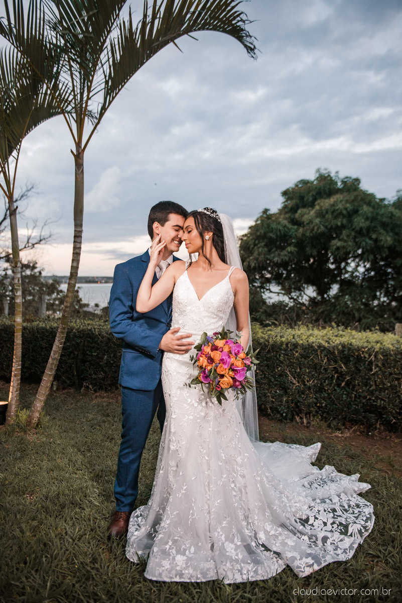 Casamento drive in realizado no Restaurante Ninho da Roxinha Nova Almeida fotógrafos de casamento em vila velha fotógrafos de casamento em vitória fotógrafos de casamento do espirito santo es com noivo noiva mini wedding na pandemia buquê vestido de noiva