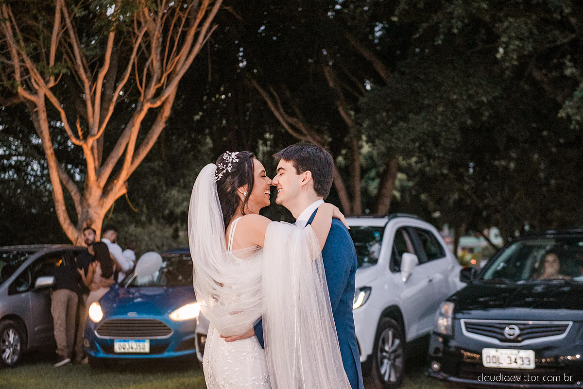 Casamento drive in realizado no Restaurante Ninho da Roxinha Nova Almeida fotógrafos de casamento em vila velha fotógrafos de casamento em vitória fotógrafos de casamento do espirito santo es com noivo noiva mini wedding na pandemia buquê vestido de noiva