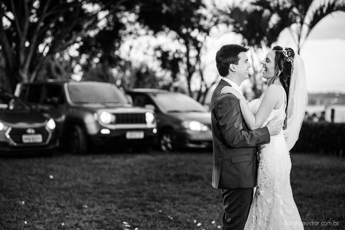 Casamento drive in realizado no Restaurante Ninho da Roxinha Nova Almeida fotógrafos de casamento em vila velha fotógrafos de casamento em vitória fotógrafos de casamento do espirito santo es com noivo noiva mini wedding na pandemia buquê vestido de noiva