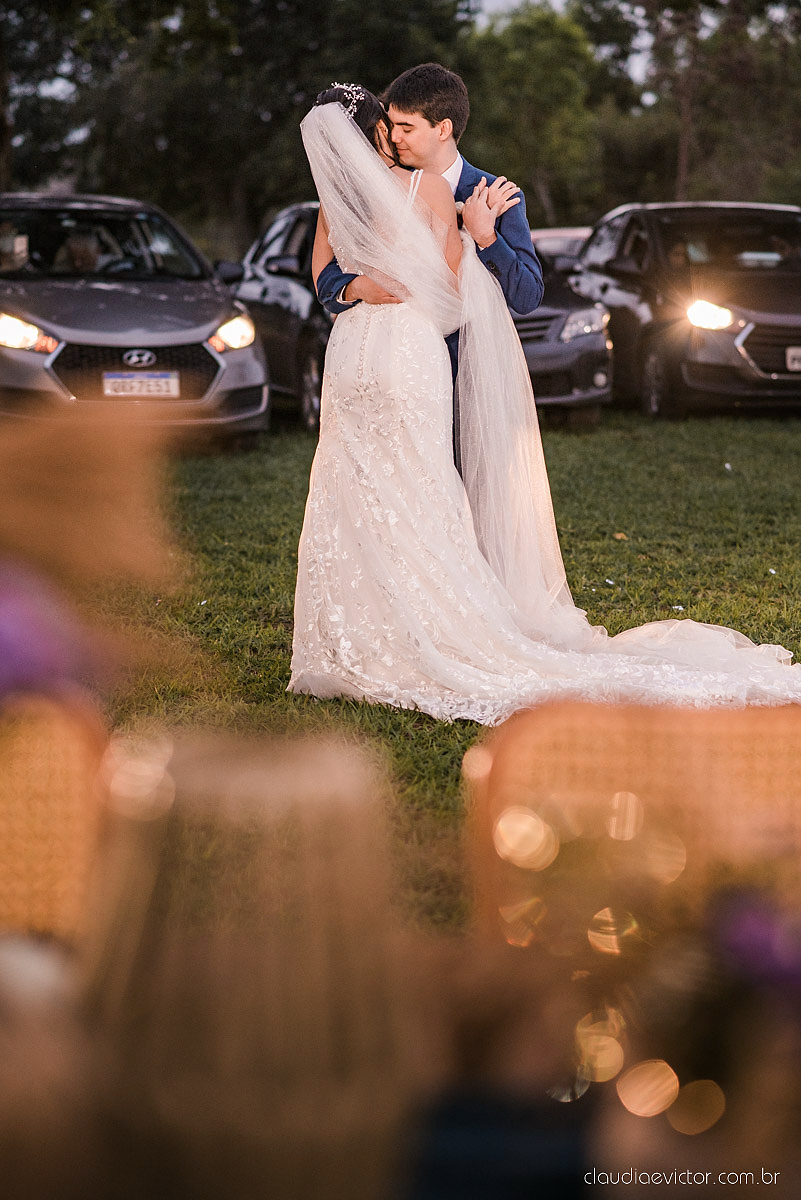 Casamento drive in realizado no Restaurante Ninho da Roxinha Nova Almeida fotógrafos de casamento em vila velha fotógrafos de casamento em vitória fotógrafos de casamento do espirito santo es com noivo noiva mini wedding na pandemia buquê vestido de noiva