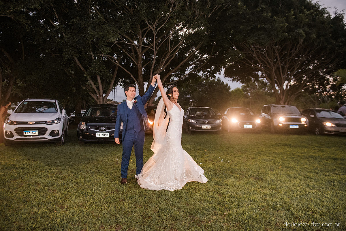 Casamento drive in realizado no Restaurante Ninho da Roxinha Nova Almeida fotógrafos de casamento em vila velha fotógrafos de casamento em vitória fotógrafos de casamento do espirito santo es com noivo noiva mini wedding na pandemia buquê vestido de noiva