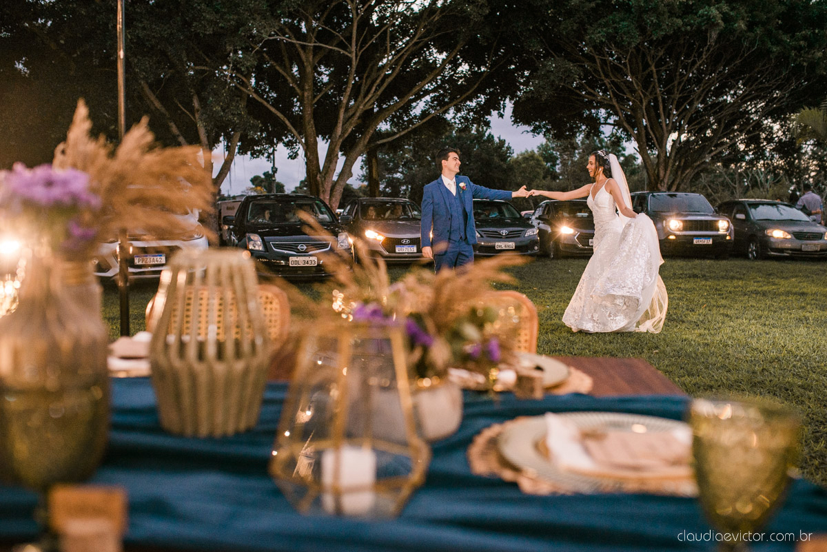 Casamento drive in realizado no Restaurante Ninho da Roxinha Nova Almeida fotógrafos de casamento em vila velha fotógrafos de casamento em vitória fotógrafos de casamento do espirito santo es com noivo noiva mini wedding na pandemia buquê vestido de noiva