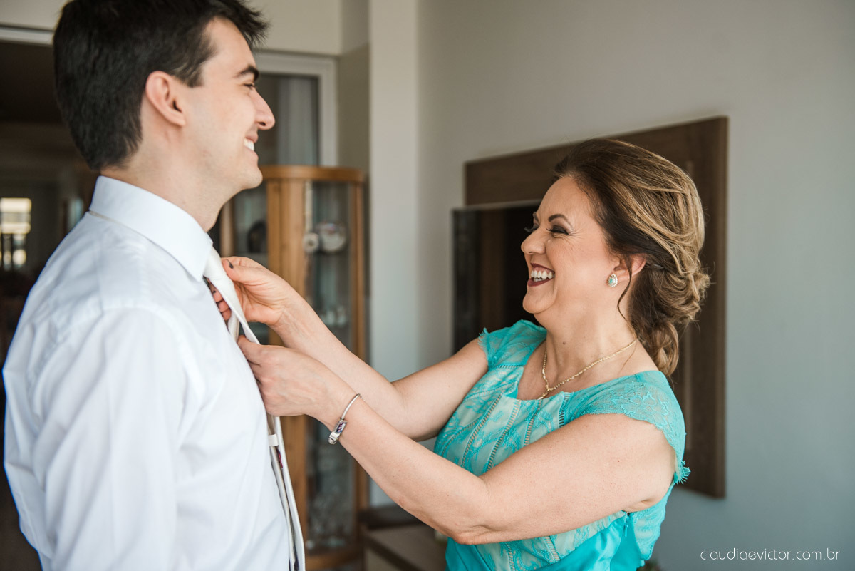 Casamento drive in realizado no Restaurante Ninho da Roxinha Nova Almeida fotógrafos de casamento em vila velha fotógrafos de casamento em vitória fotógrafos de casamento do espirito santo es com noivo noiva mini wedding na pandemia buquê vestido de noiva