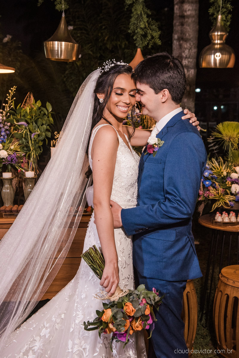 Casamento drive in realizado no Restaurante Ninho da Roxinha Nova Almeida fotógrafos de casamento em vila velha fotógrafos de casamento em vitória fotógrafos de casamento do espirito santo es com noivo noiva mini wedding na pandemia buquê vestido de noiva