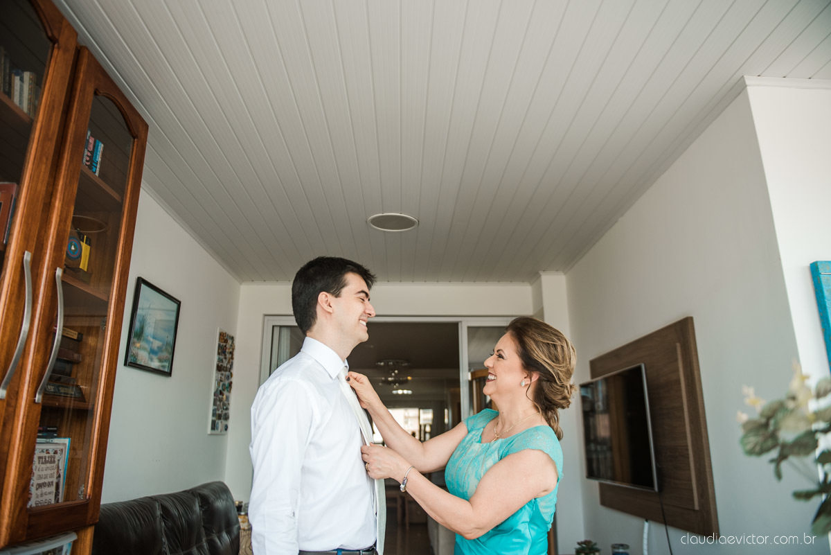 Casamento drive in realizado no Restaurante Ninho da Roxinha Nova Almeida fotógrafos de casamento em vila velha fotógrafos de casamento em vitória fotógrafos de casamento do espirito santo es com noivo noiva mini wedding na pandemia buquê vestido de noiva