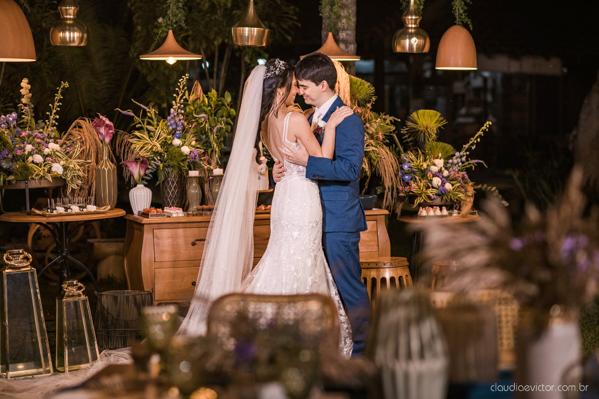 Casamento drive in realizado no Restaurante Ninho da Roxinha Nova Almeida fotógrafos de casamento em vila velha fotógrafos de casamento em vitória fotógrafos de casamento do espirito santo es com noivo noiva mini wedding na pandemia buquê vestido de noiva