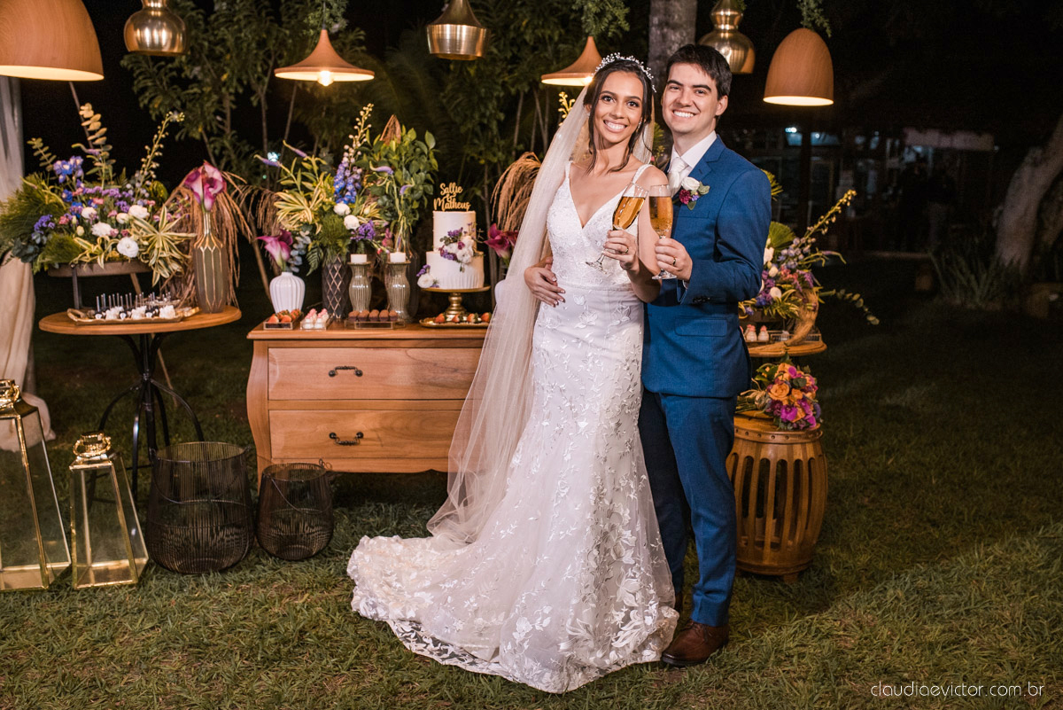 Casamento drive in realizado no Restaurante Ninho da Roxinha Nova Almeida fotógrafos de casamento em vila velha fotógrafos de casamento em vitória fotógrafos de casamento do espirito santo es com noivo noiva mini wedding na pandemia buquê vestido de noiva