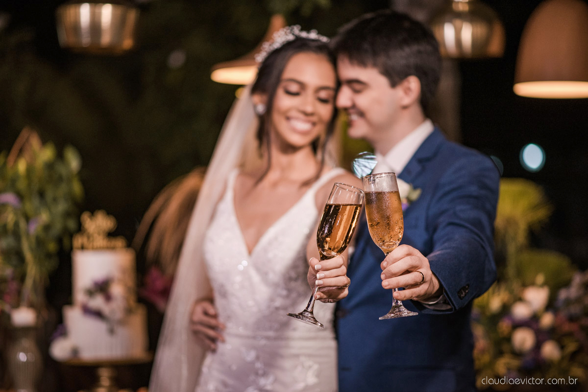 Casamento drive in realizado no Restaurante Ninho da Roxinha Nova Almeida fotógrafos de casamento em vila velha fotógrafos de casamento em vitória fotógrafos de casamento do espirito santo es com noivo noiva mini wedding na pandemia buquê vestido de noiva