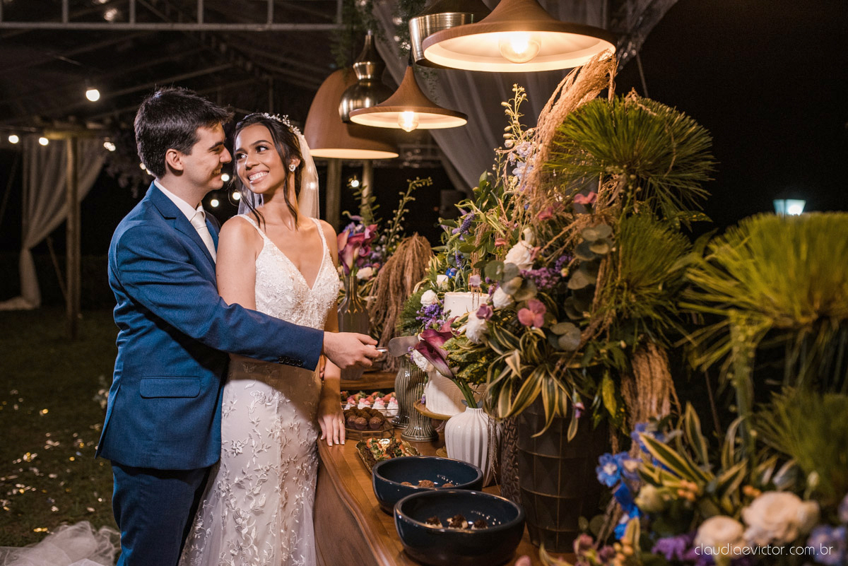 Casamento drive in realizado no Restaurante Ninho da Roxinha Nova Almeida fotógrafos de casamento em vila velha fotógrafos de casamento em vitória fotógrafos de casamento do espirito santo es com noivo noiva mini wedding na pandemia buquê vestido de noiva