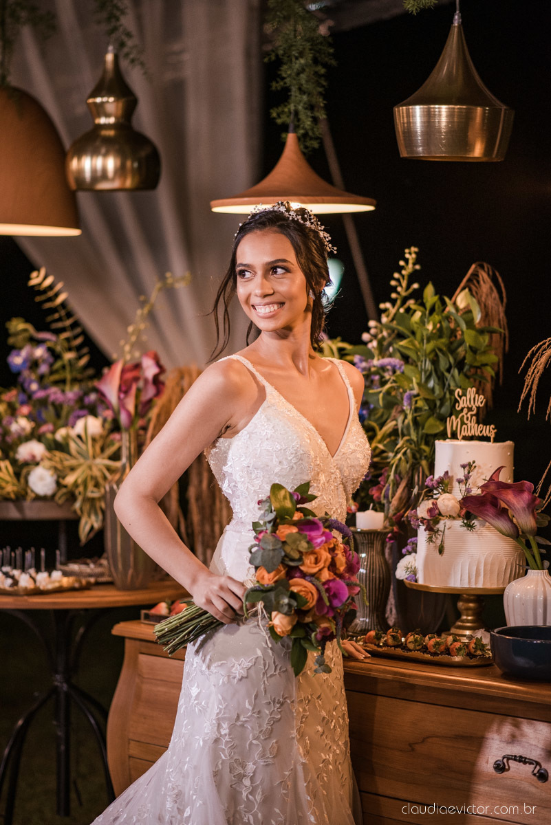 Casamento drive in realizado no Restaurante Ninho da Roxinha Nova Almeida fotógrafos de casamento em vila velha fotógrafos de casamento em vitória fotógrafos de casamento do espirito santo es com noivo noiva mini wedding na pandemia buquê vestido de noiva