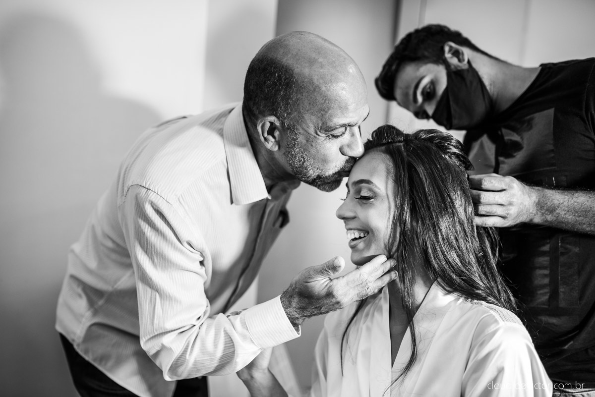 Casamento drive in realizado no Restaurante Ninho da Roxinha Nova Almeida fotógrafos de casamento em vila velha fotógrafos de casamento em vitória fotógrafos de casamento do espirito santo es com noivo noiva mini wedding na pandemia buquê vestido de noiva