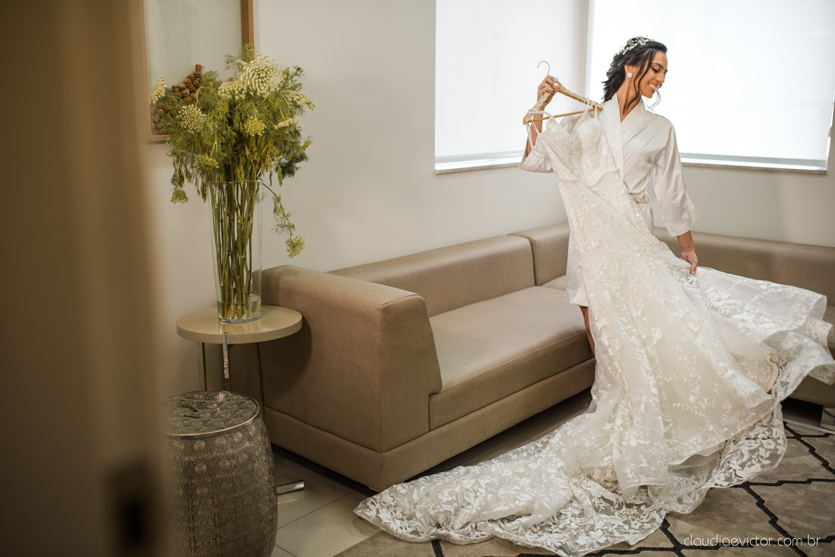 Casamento drive in realizado no Restaurante Ninho da Roxinha Nova Almeida fotógrafos de casamento em vila velha fotógrafos de casamento em vitória fotógrafos de casamento do espirito santo es com noivo noiva mini wedding na pandemia buquê vestido de noiva